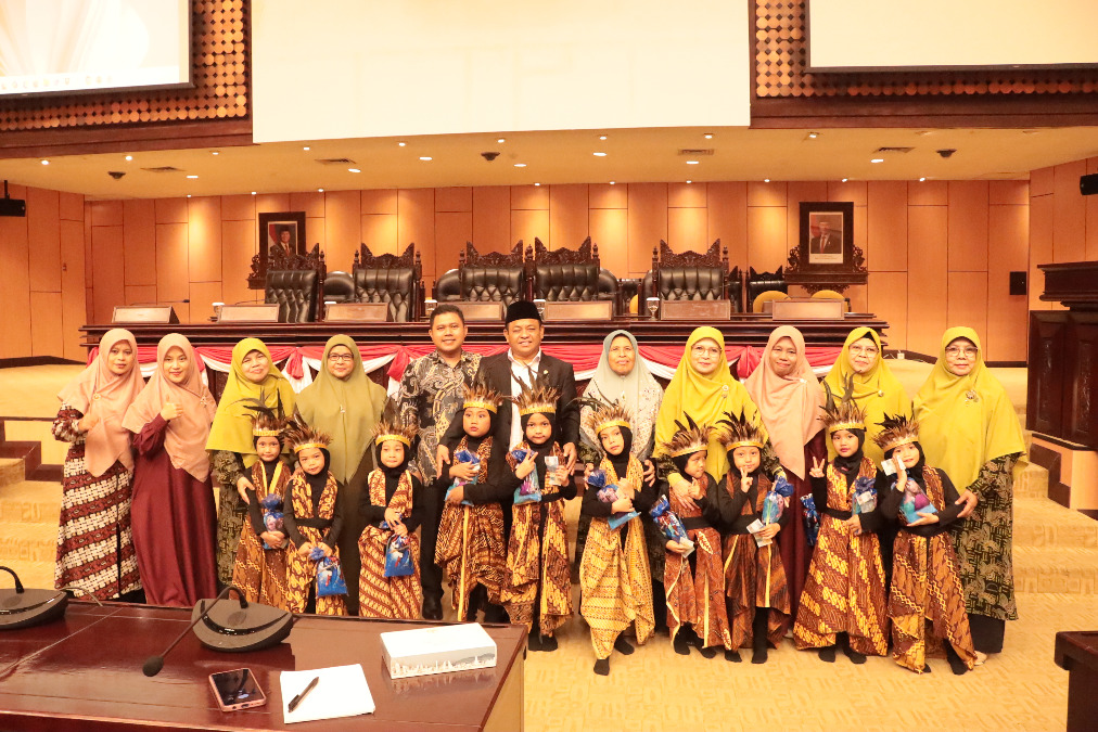 Santri RA Persis 106 Jakarta Memeriahkan Pembukaan Seminar &ldquo;7 Kebiasaan Anak Indonesia Hebat&rdquo; Persistri