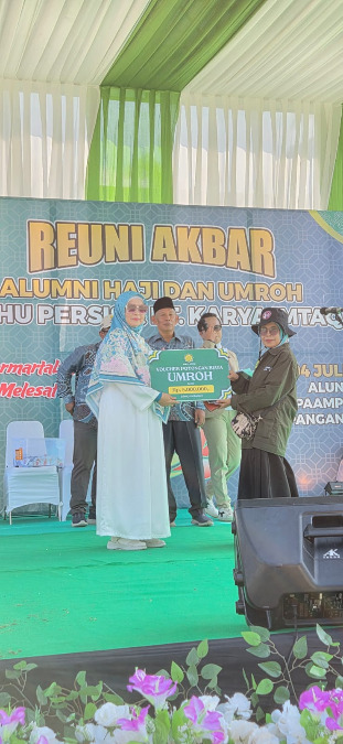 PP Persistri Serahkan Voucher Umrah Rp5 Juta di Reuni Akbar KBIHU Persis Pangandaran